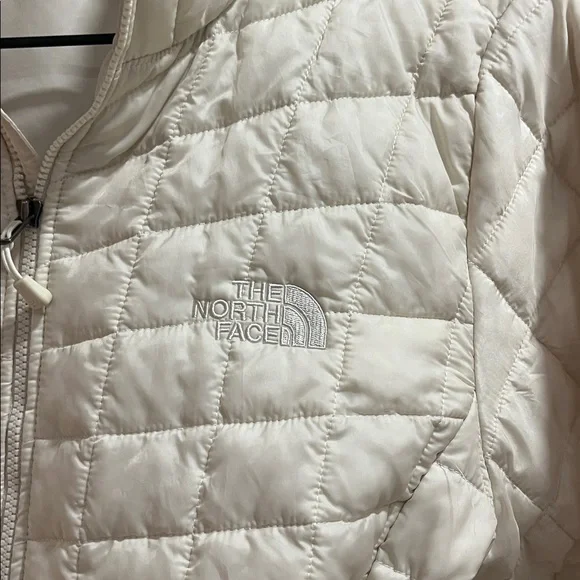 The North Face Women's Off-White Quilted Puffer Jacket - Picture 2 of 9